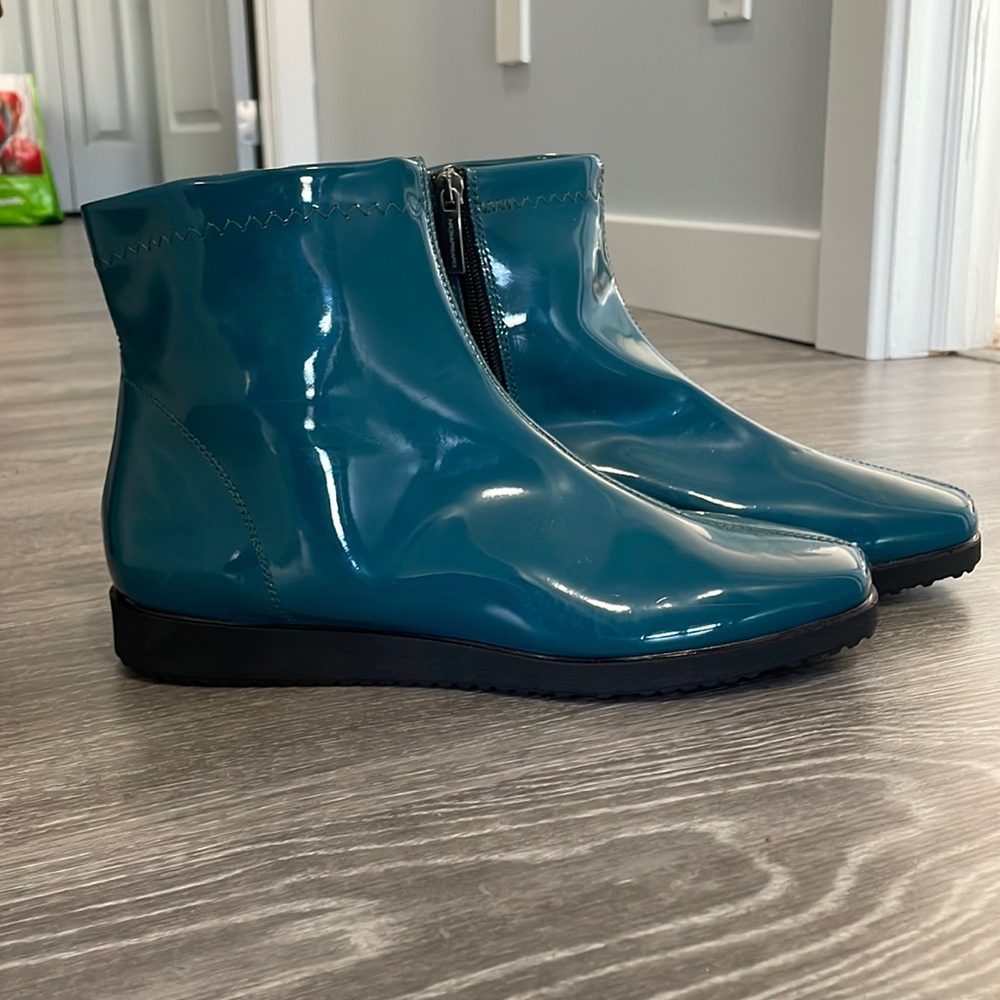 Brand new Ron White Rapisardi patent teal ankle boots